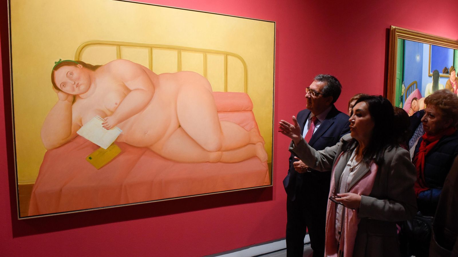 Antonio Pulido y Marisa Oropesa, ante una de las mujeres de Botero.