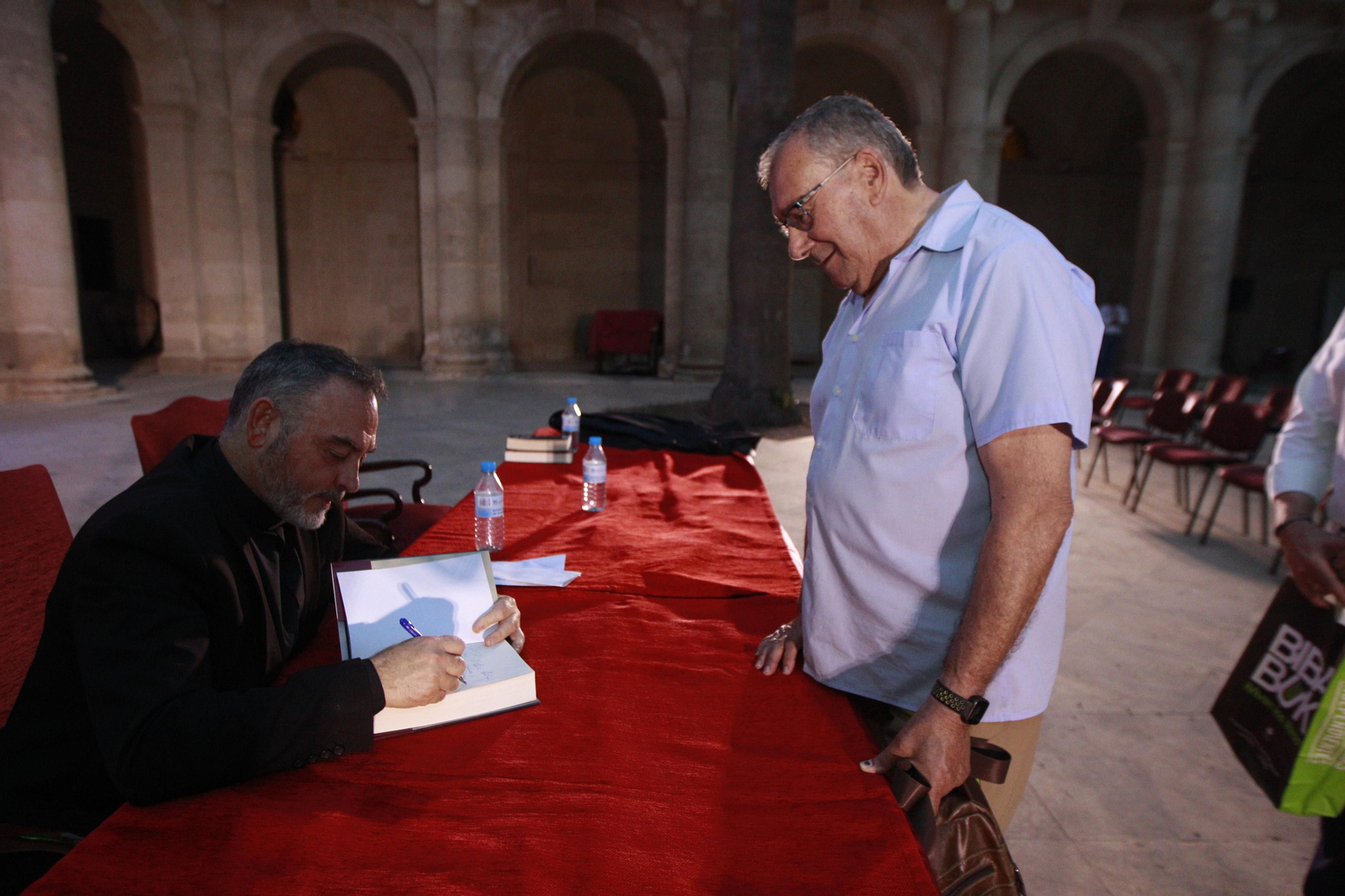 El escritor Jesús Sánchez Adalid, protagonista de Diario de los Libros, en la Catedral de Almería