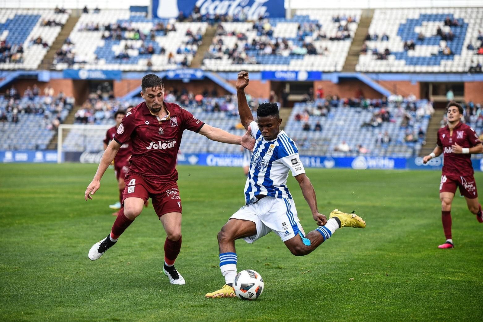 Peter efectúa un lance en un jugada con el Atlético Sanluqueño en el Nuevo Colombino.