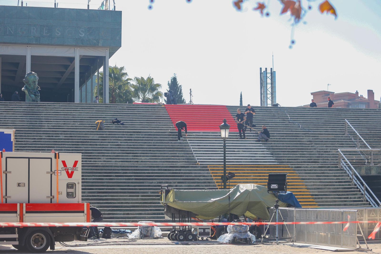 La alfombra roja de los Goya ya aparece en la escalinata de Congresos
