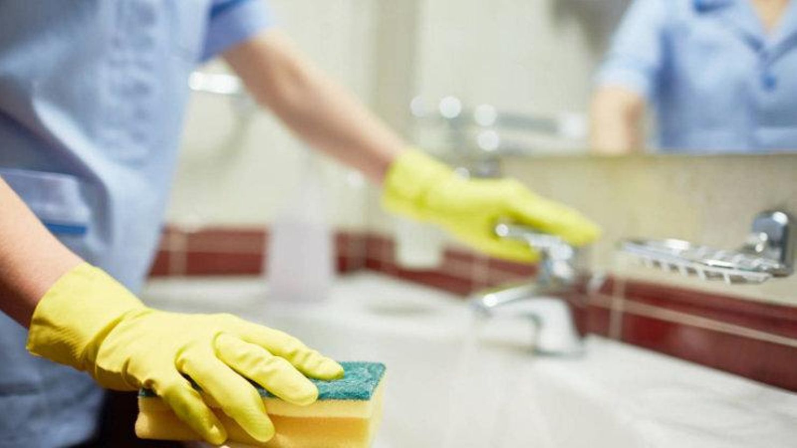 Limpieza de baño por parte de una ama de casa