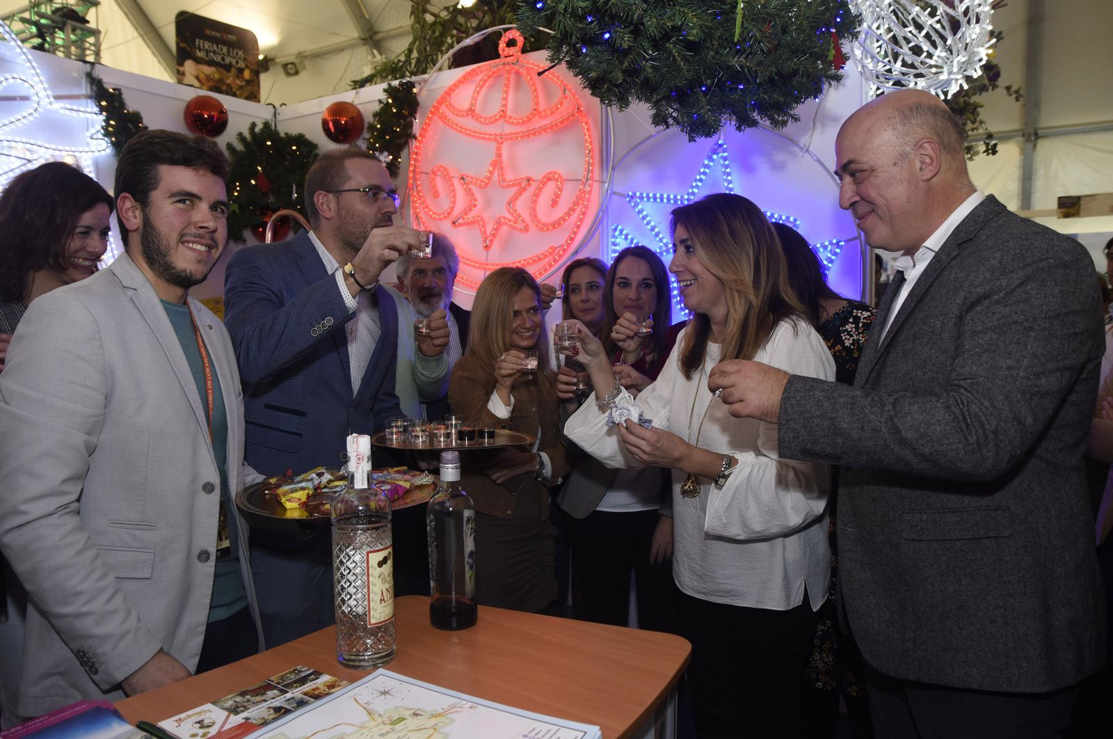 Susana Díaz visita junto al presidente de la Diputación uno de los expositores de la Feria.