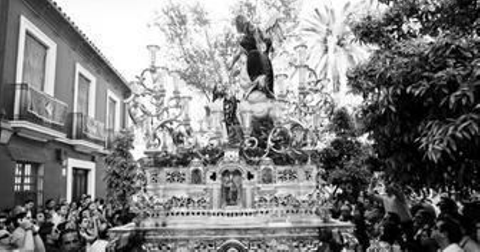 El paso de misterio del Señor de la Oración en el Huerto, en el Compás de San Francisco en un momento de la salida.