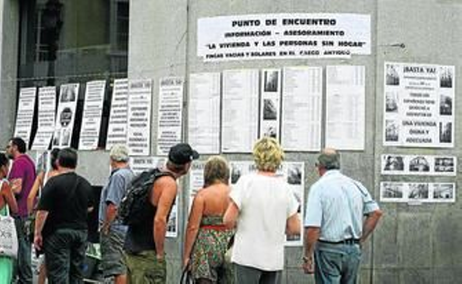 Algunos ciudadanos leían en la tarde de ayer los carteles con el listado de fincas vacías en el Palillero.
