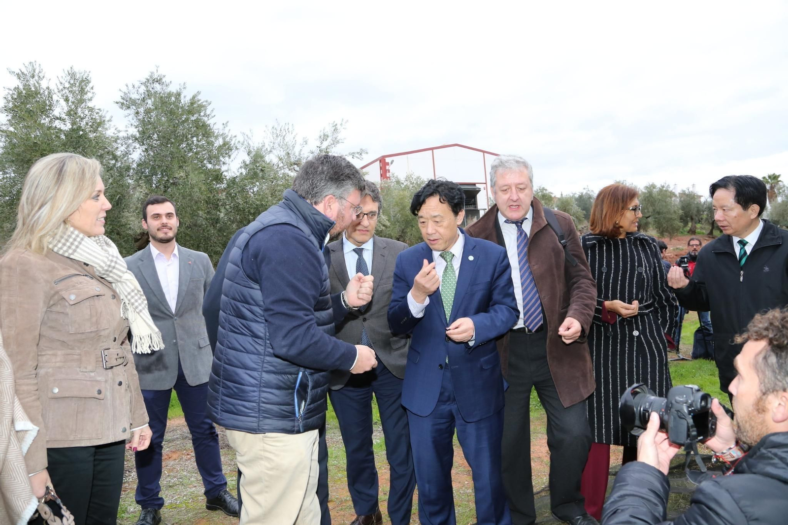 Qu Dongyu recibe una explicación sobre la aceituna.