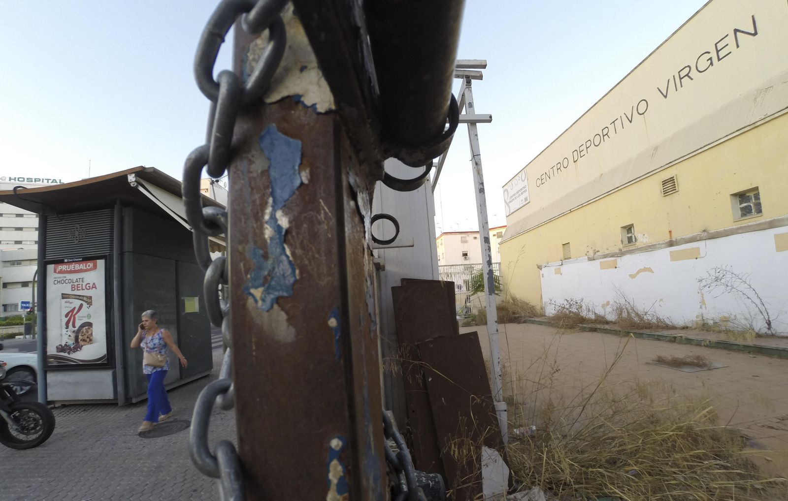 La fachada principal del antiguo centro deportivo Virgen de los Reyes, cerrado hace cuatro años.