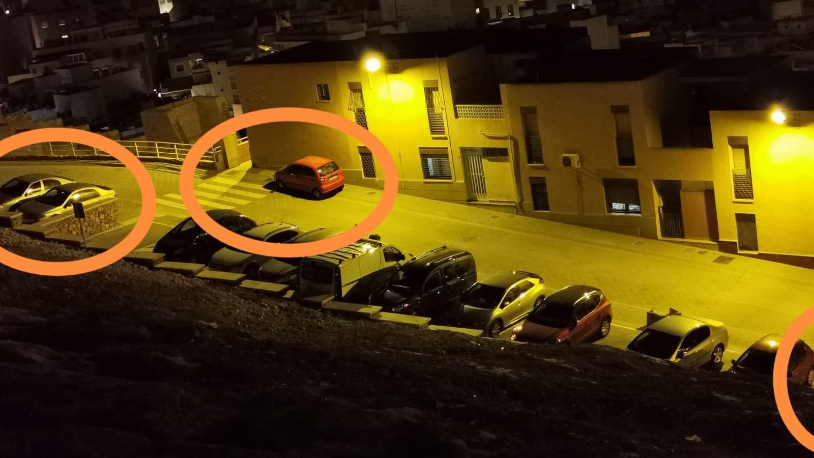 Coches aparcados sobre las aceras. Este tipo aparcamiento ha causado la rotura de luminarias