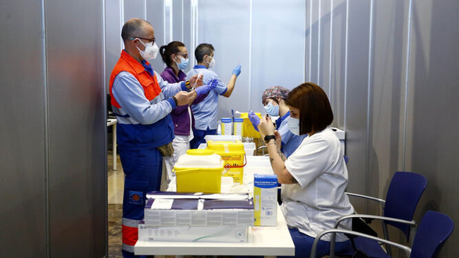 Preparación de dosis de vacunas contra el Covid-19.