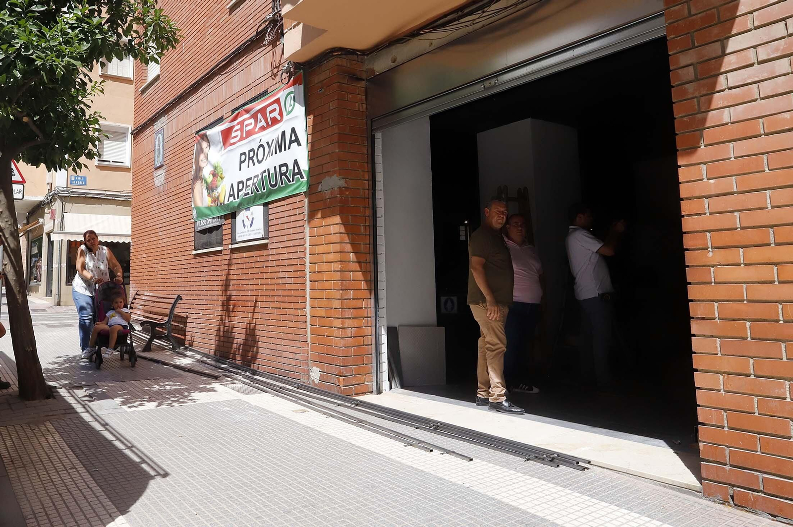 En la fachada del local cuelga un cartel anunciado la apertura del supermercado.