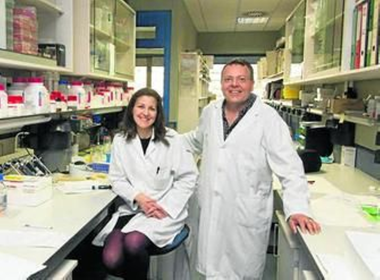 Sheila Pereira y Jordi Muntané Relat, investigadores principales del estudio, en el IBIS.