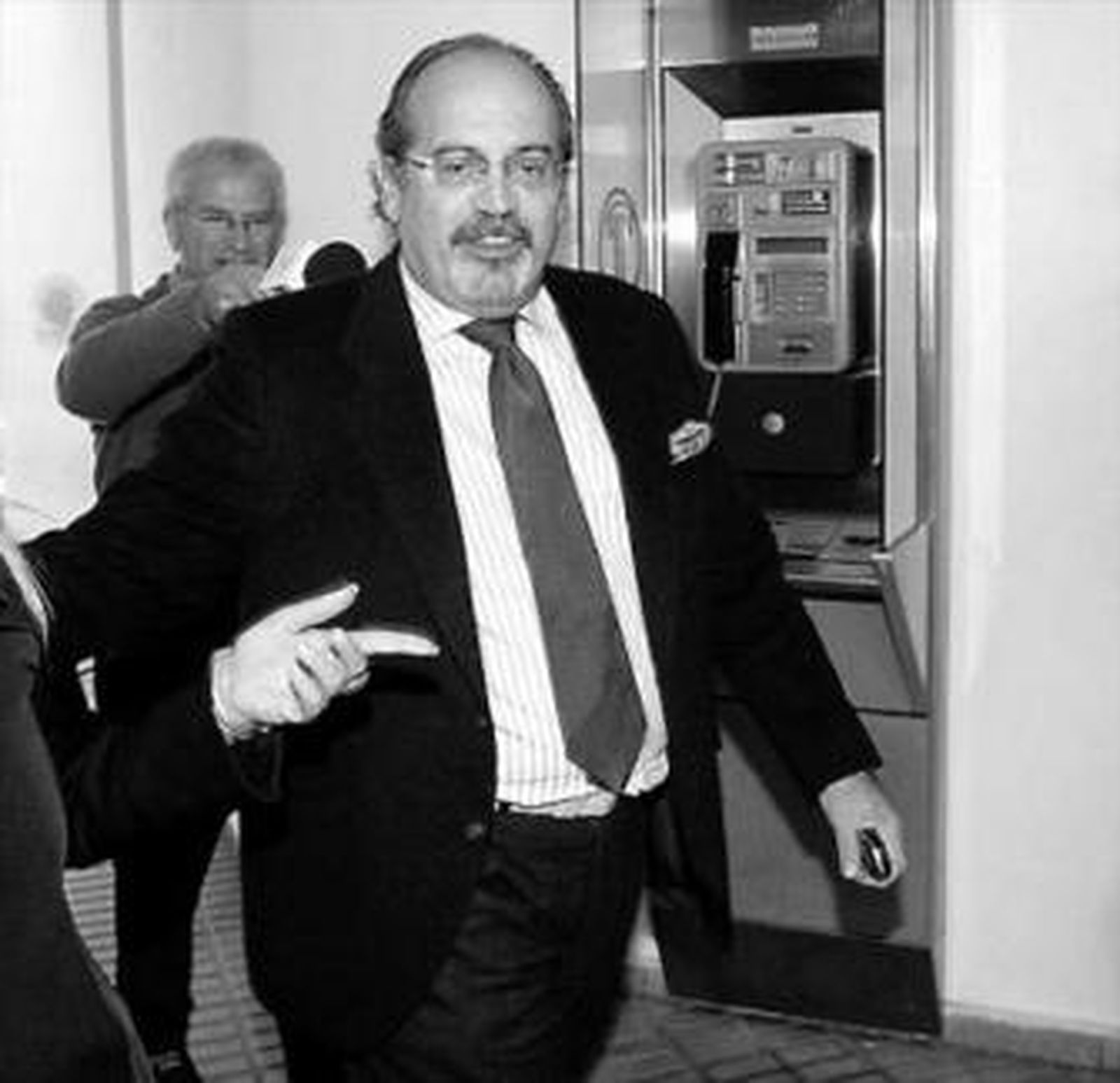 González de Caldas, ayer, sale de los juzgados de Marbella.