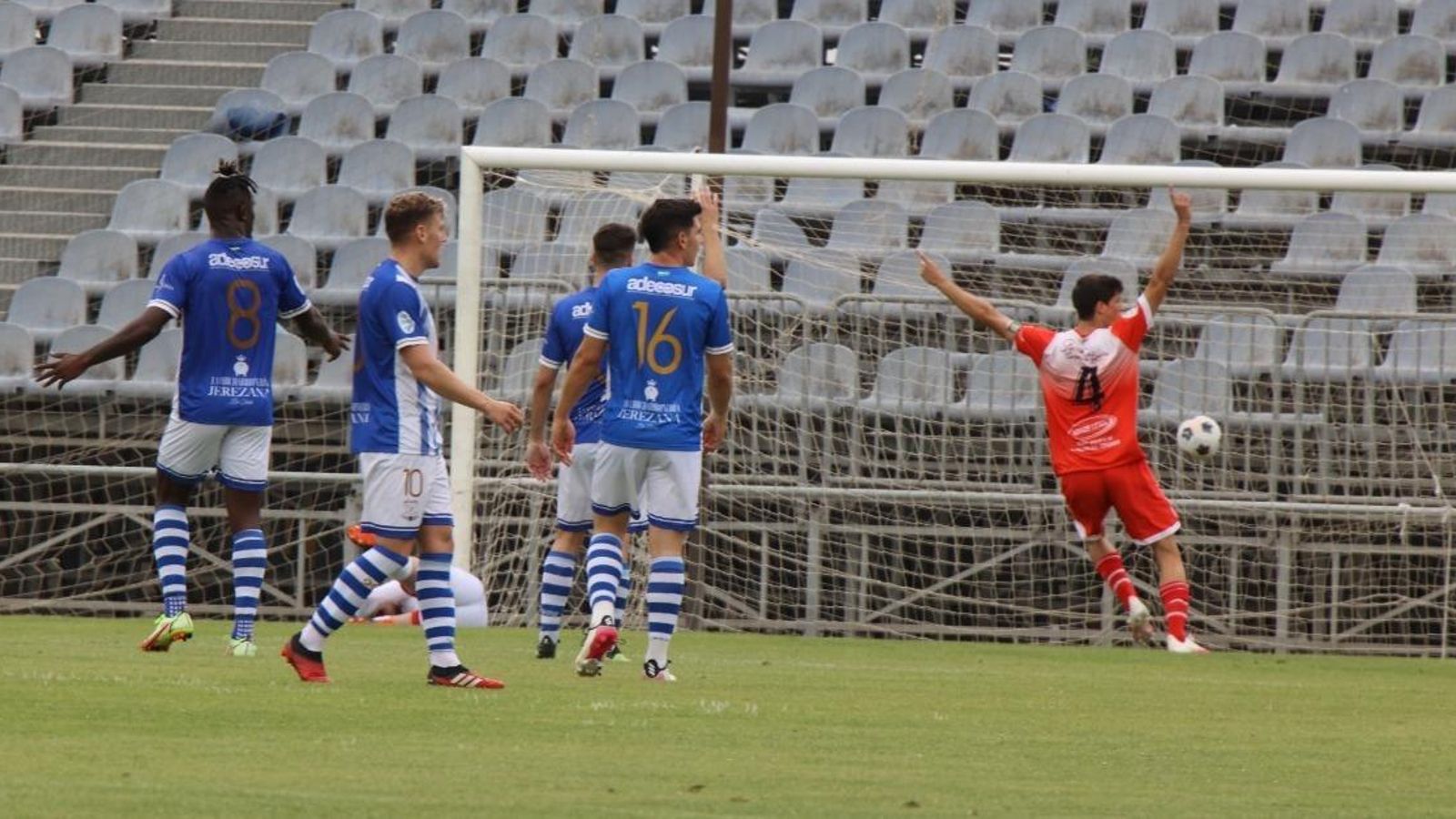Pavón, central de La Palma, celebra uno de los goles de los onubenses.