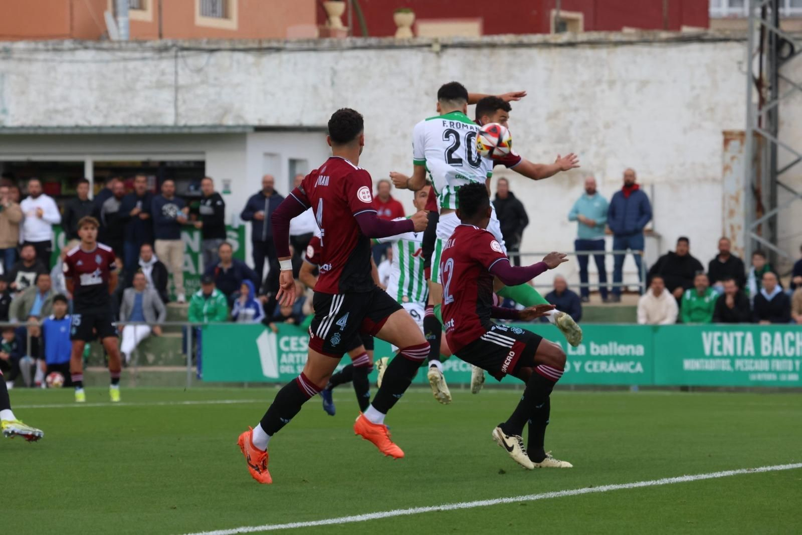 Fer Román salta en un balón parado con Rubén Serrano.