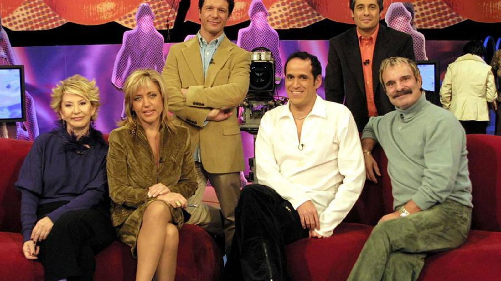 Mariñas (primero por la dcha, abajo) con sus compañeros de 'Tómbola': de dcha. a i. el presentador Ximo Rovira, Aurelio Manzano, Antonio Sánchez Casado, Lydia Lozano y Karmele Marchante. Mariñas (primero por la dcha, abajo) con sus compañeros de 'Tómbola': de dcha. a i. el presentador Ximo Rovira, Aurelio Manzano, Antonio Sánchez Casado, Lydia Lozano y Karmele Marchante.