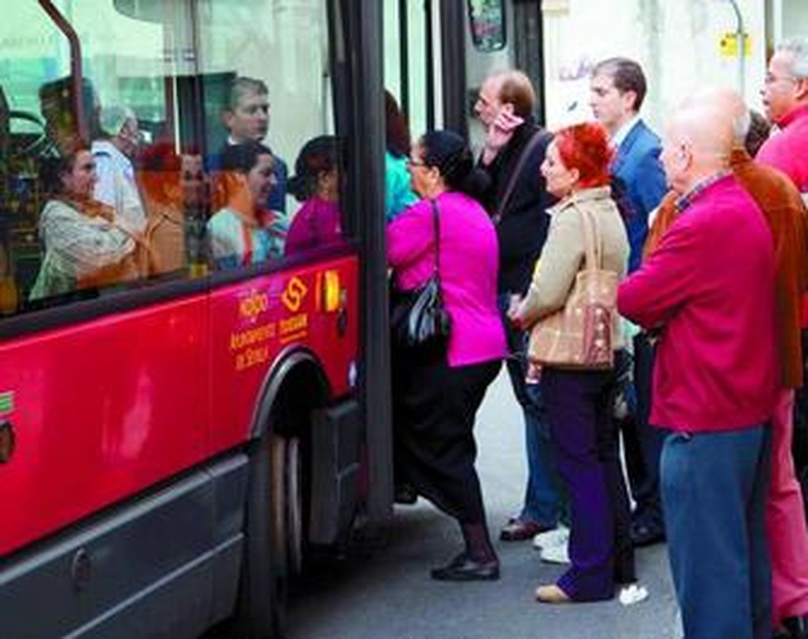 Usuarios del autobús acceden a una de las líneas de la Encarnación.