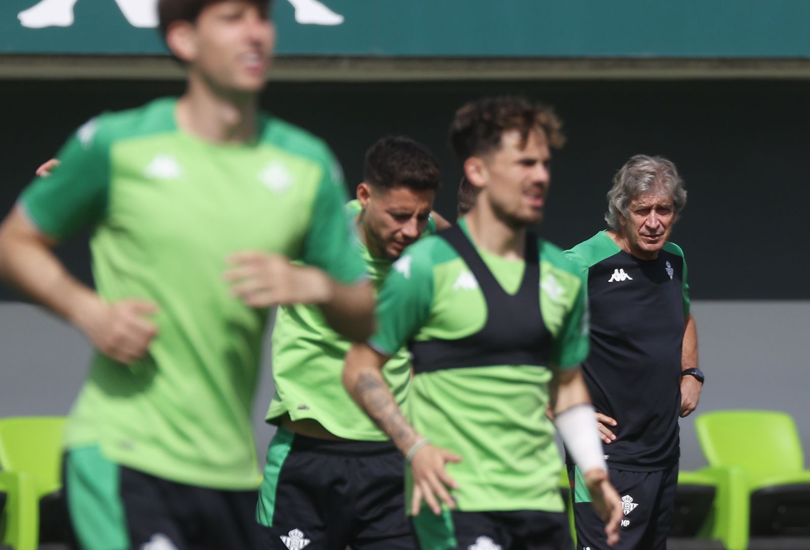 Manuel Pellegrini observa a sus jugadores.