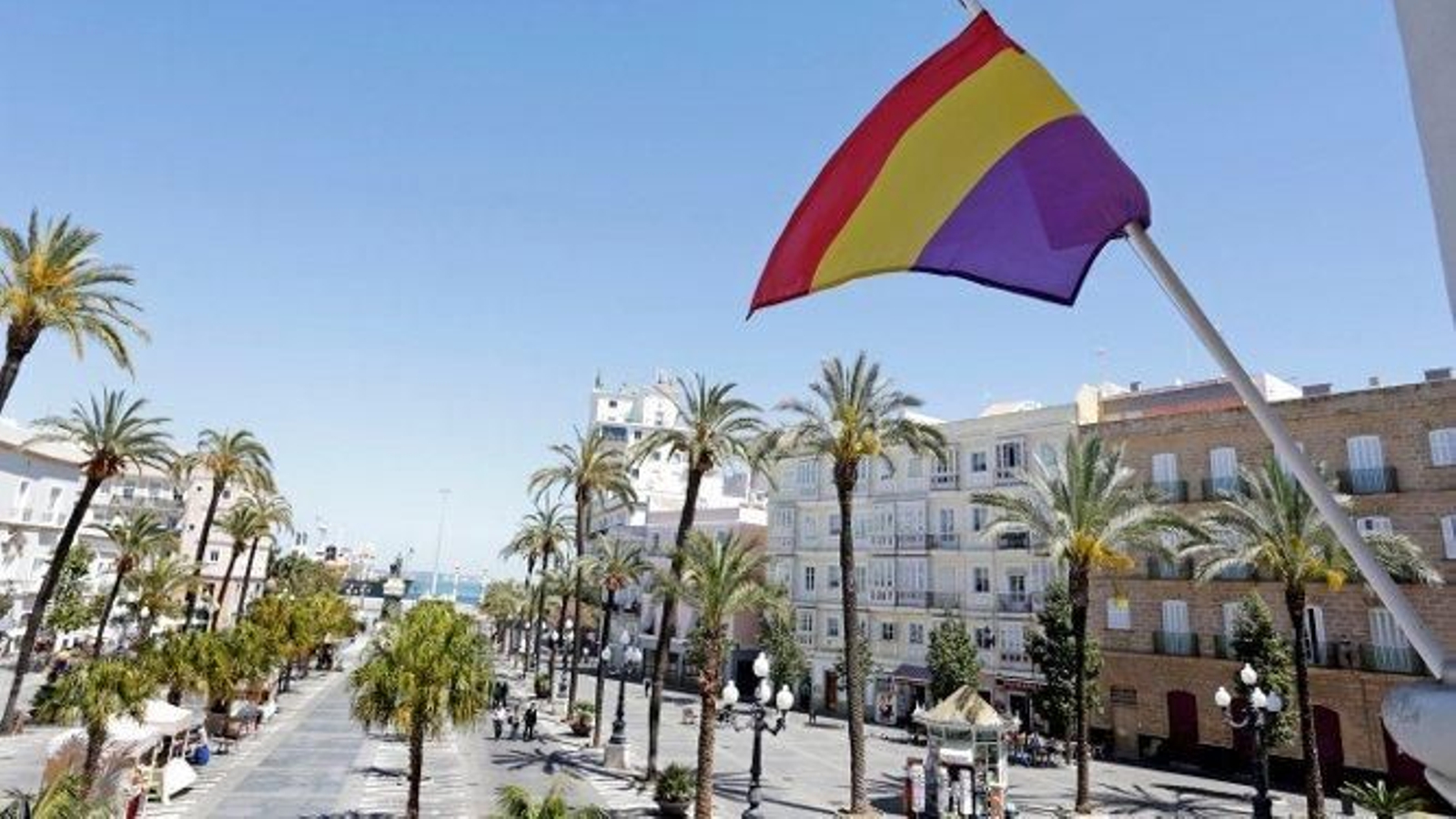 La bandera, ondeando aquel día en el balcón del Ayuntamiento.