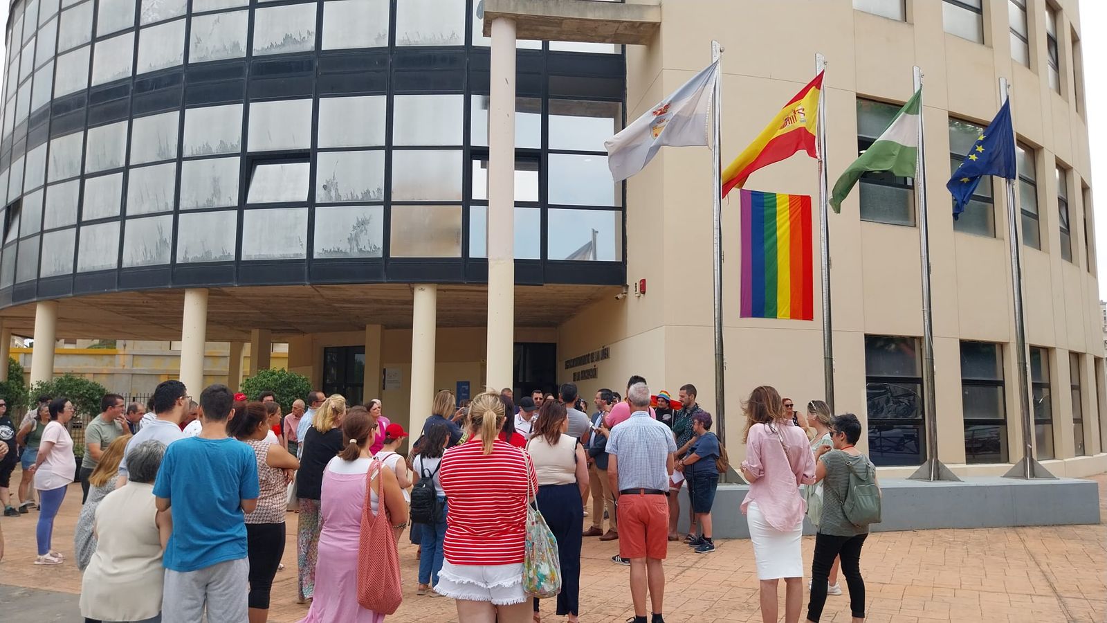 Izada de la bandera LGTBI en La Línea.