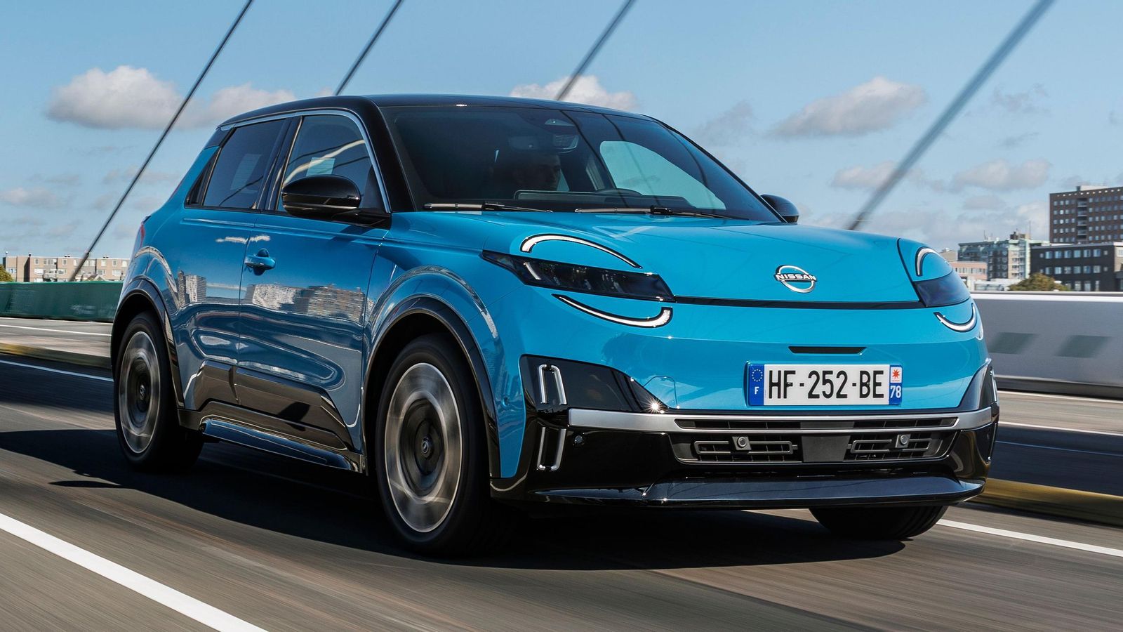 Dirección y suspensión le aportan cierto carácter que se aproximaría a lo que, en la categoría y desde tiempo atrás, vienen aportando los Mini.