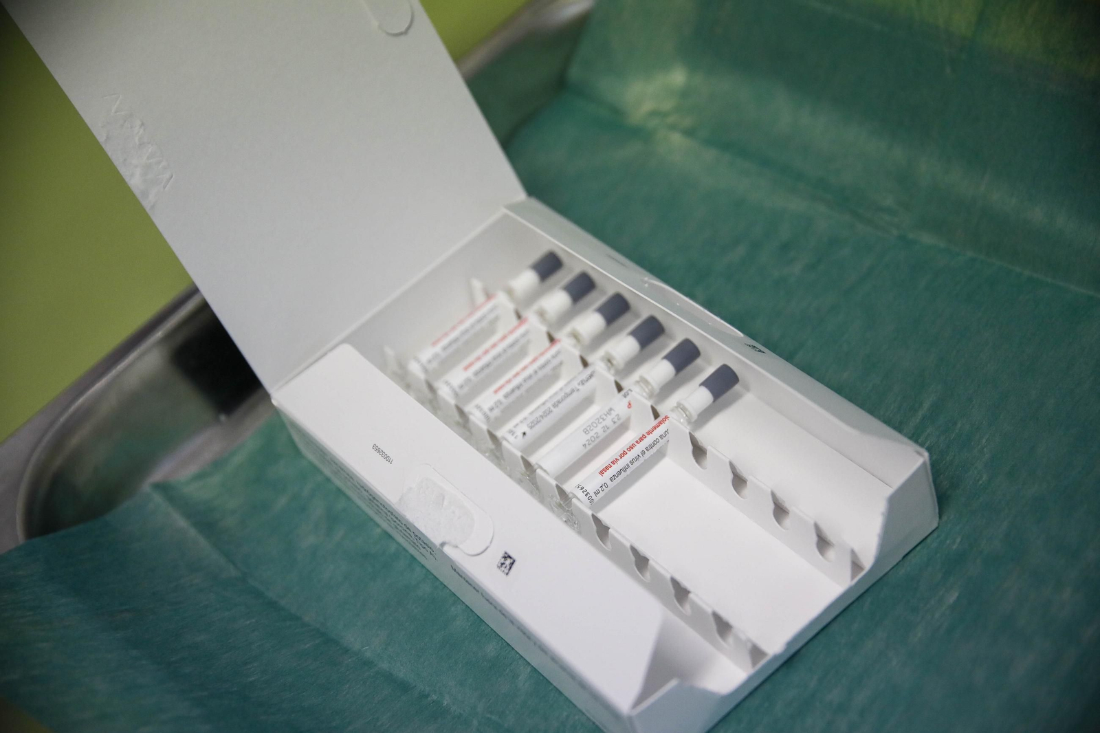 Las imágenes de la campaña de vacunación antigripal a los niños en el CEIP Adela Díaz de Almería