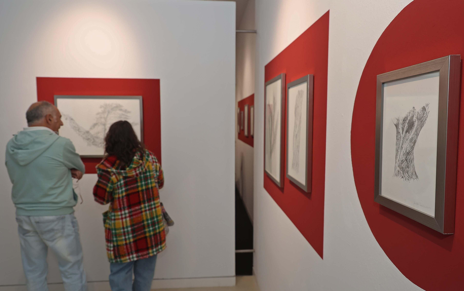 Imágenes de la inauguración de la exposición 'A punta de plata' de Javier Velasco en La Línea