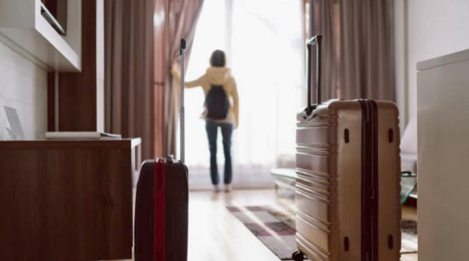 Una huésped en la habitación de un hotel.