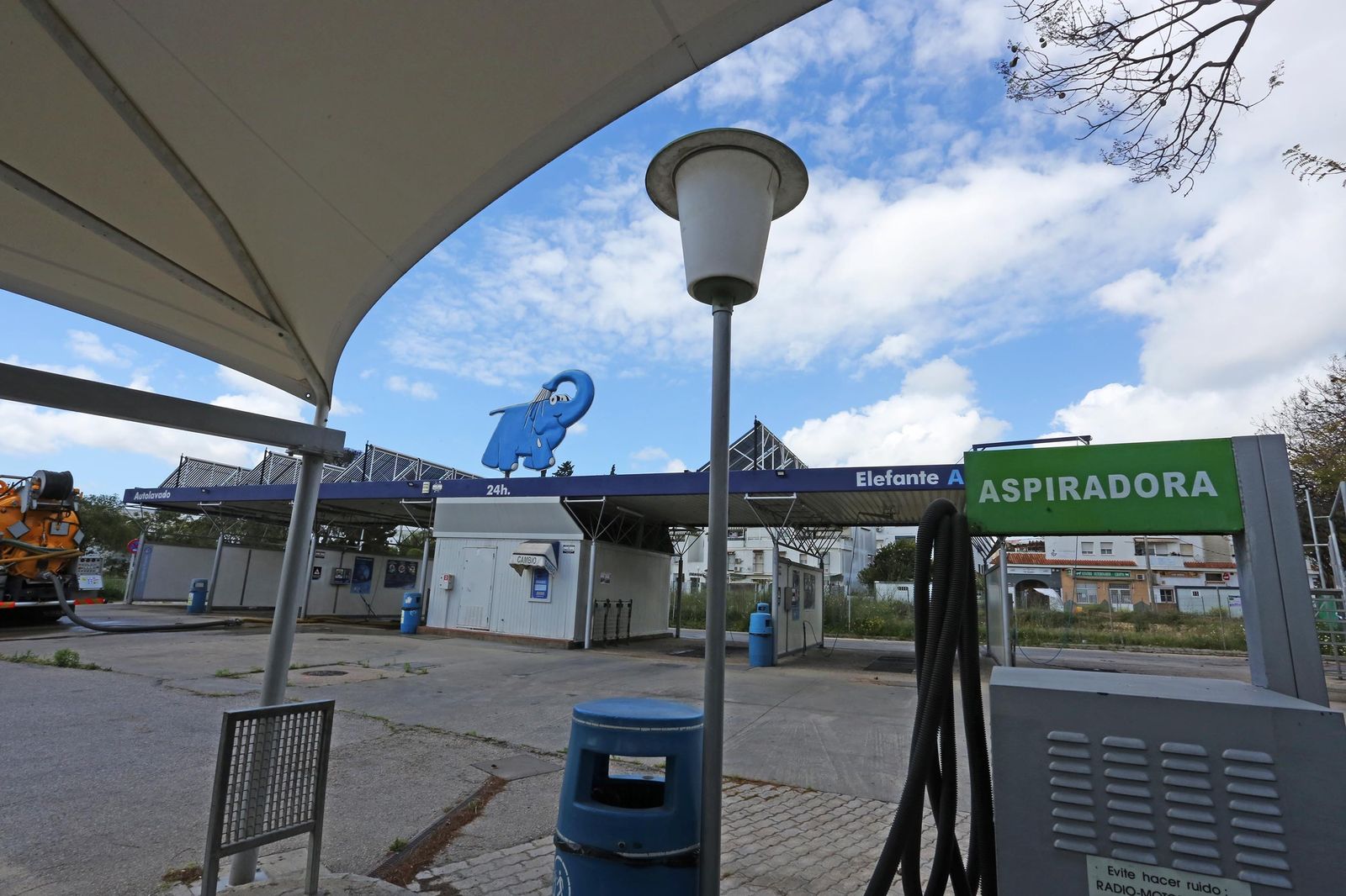 Lavadero de coche cerrado estos días con motivo del coronavirus.