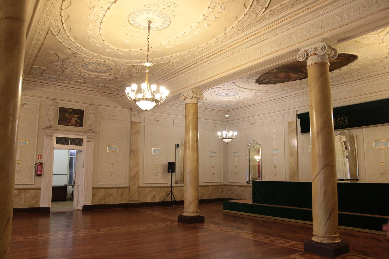 Así de espectaculares son los salones del Círculo Mercantil de Almería