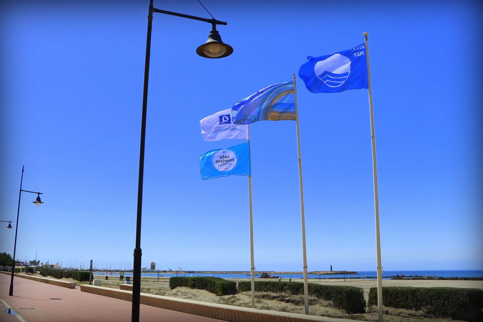 Las playas de El Ejido ya lucen sus Banderas Azules para la temporada 2026