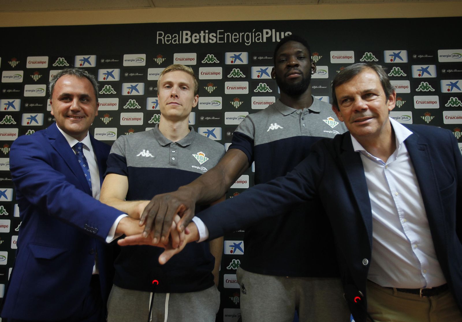 Fernando Moral, presidente del Betis Energía Plus, Borg, Tunde y Juanma Rodríguez, director deportivo.
