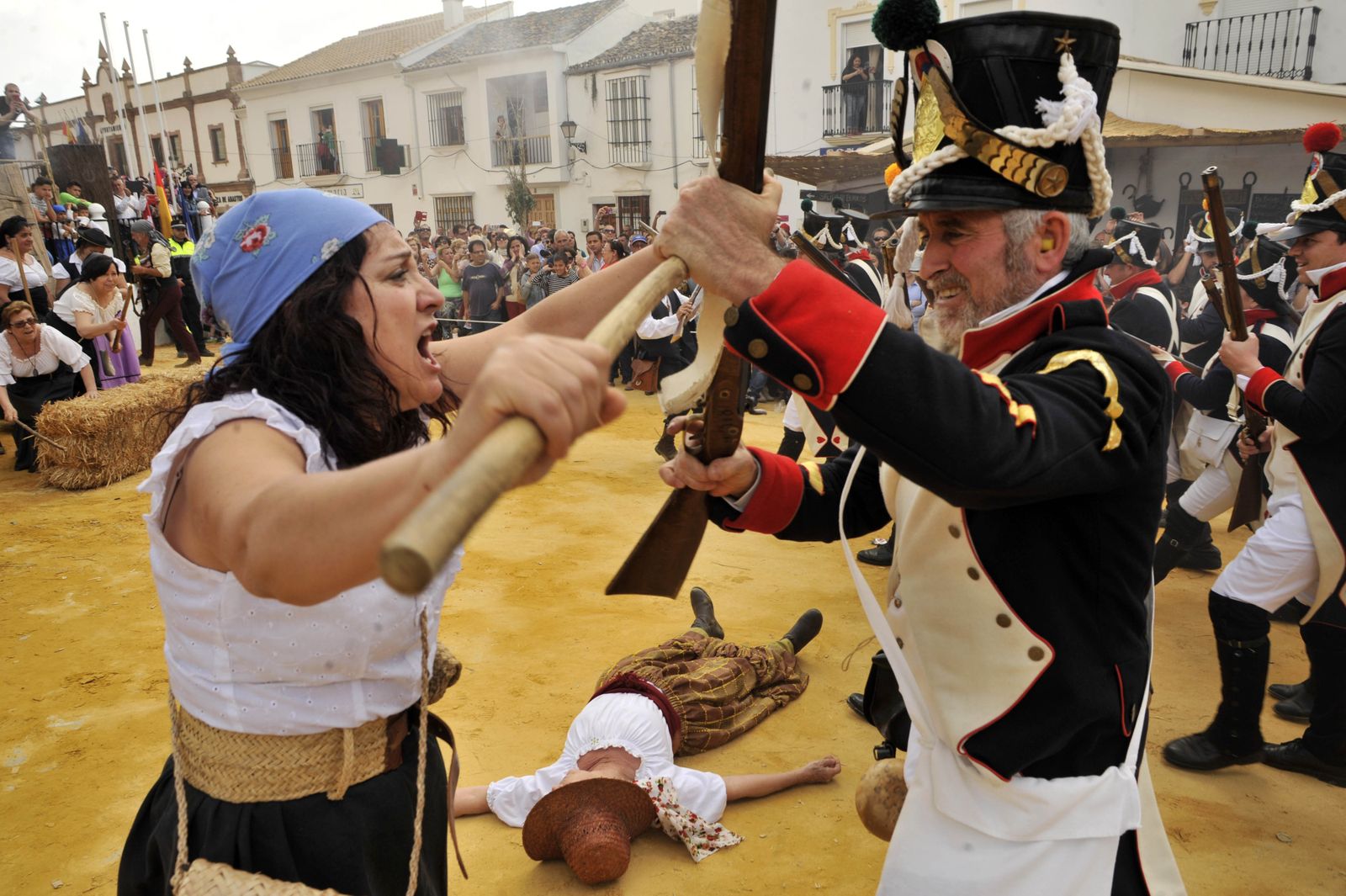 Dos vecinos luchando en la recreación que tuvo lugar el año pasado.