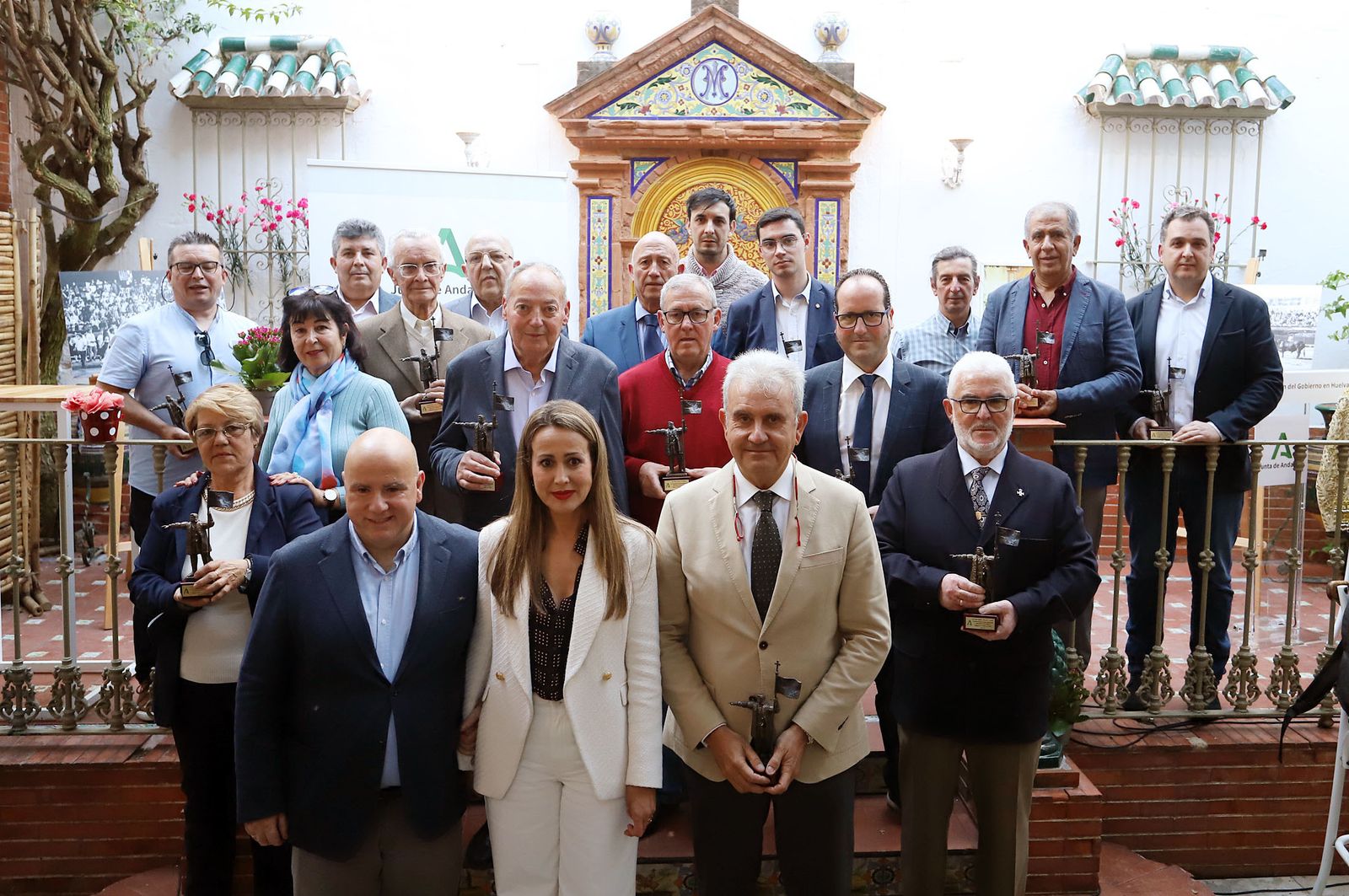 Imágenes del homenaje a 16 peñas taurinas de Huelva