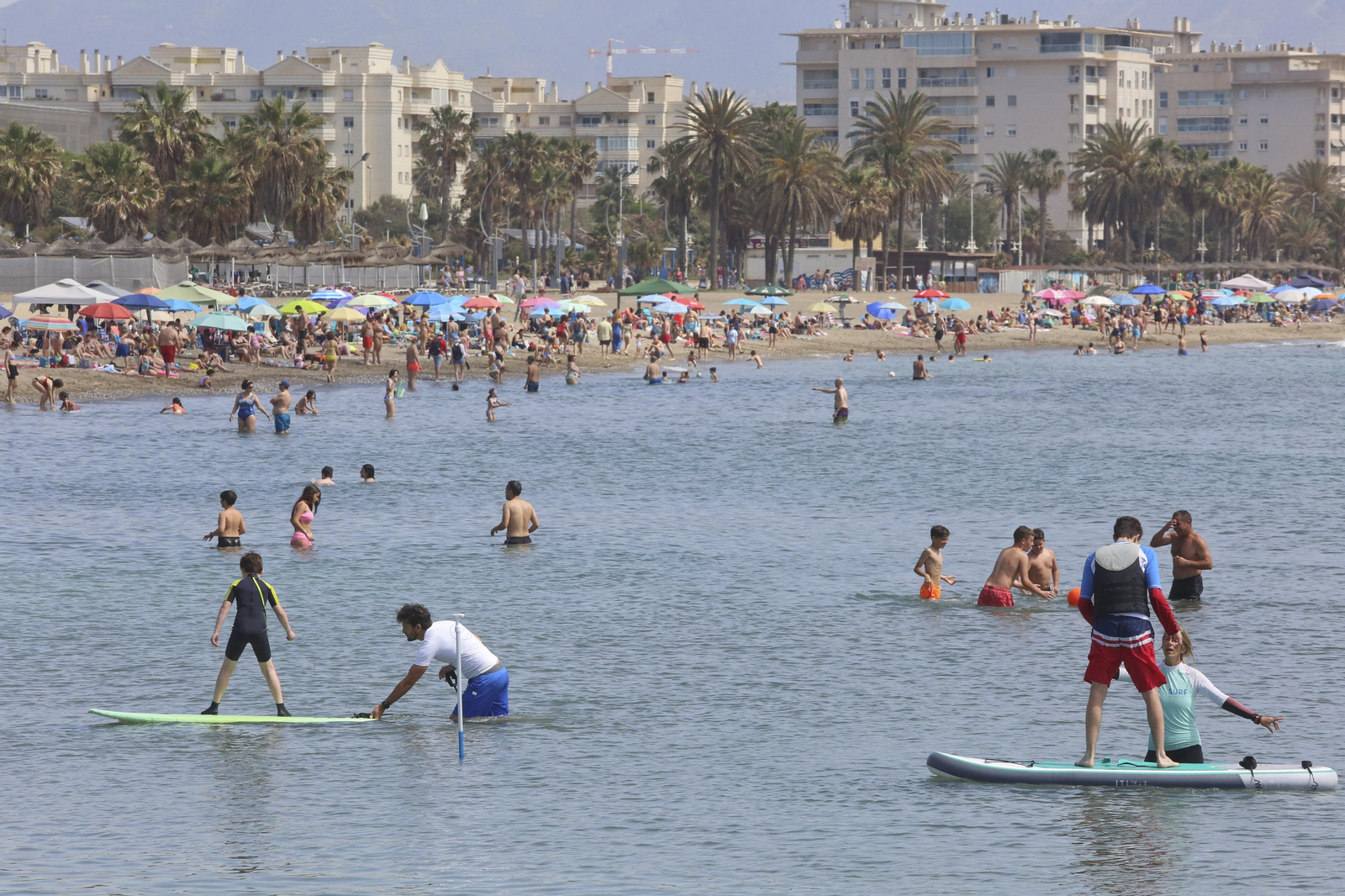 Un domingo de playa en Málaga, en fotos.