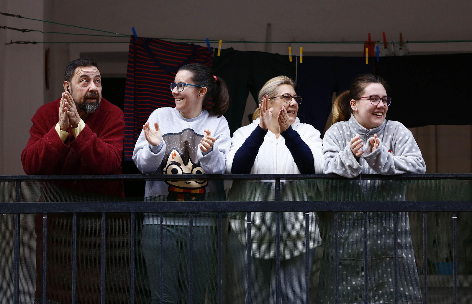 Coronavirus: El primer día de aplausos en Málaga en el que el sol aún no ha caído, en fotos