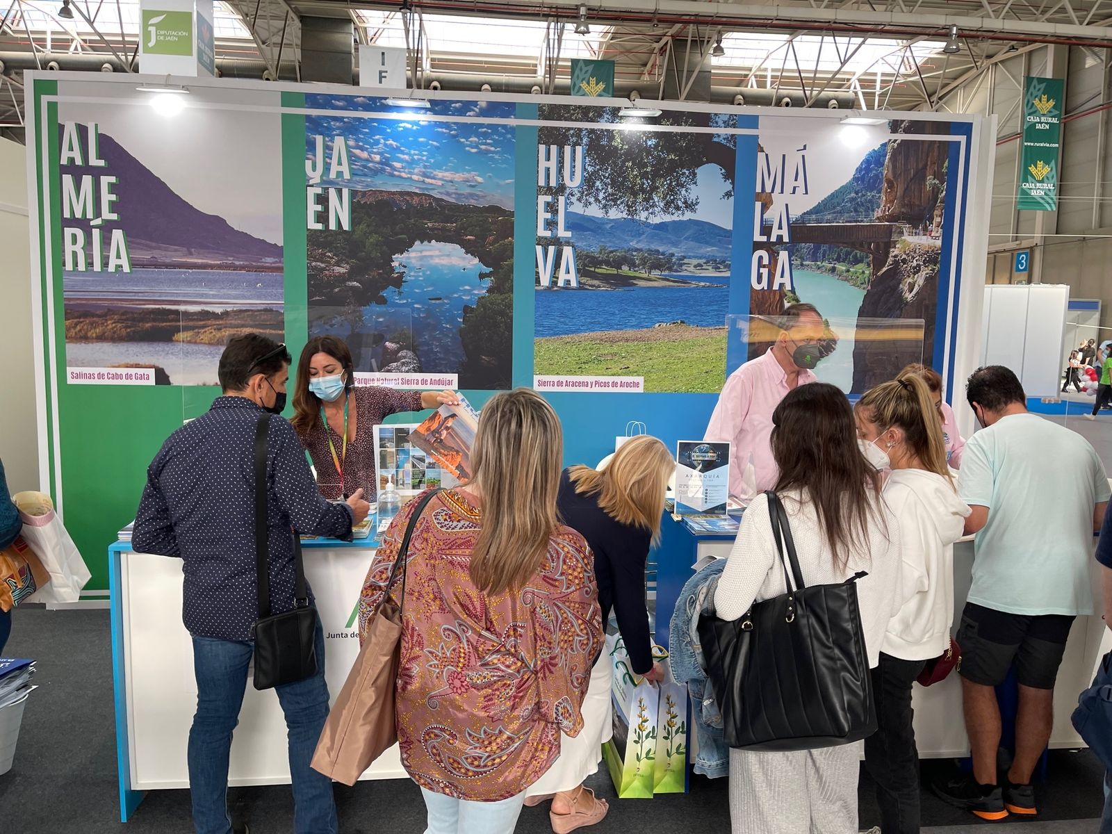Visitantes en el estand de la provincia de Huelva en la feria jiennense.