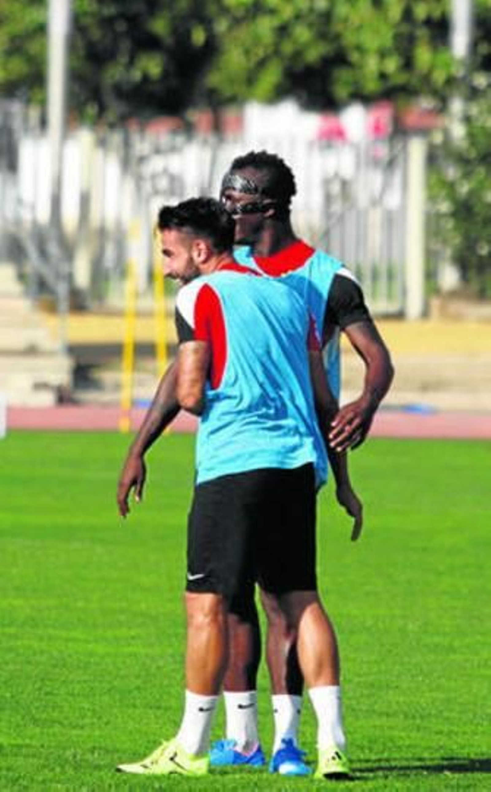 Chuli y Fatau ríen en una acción de un entrenamiento.