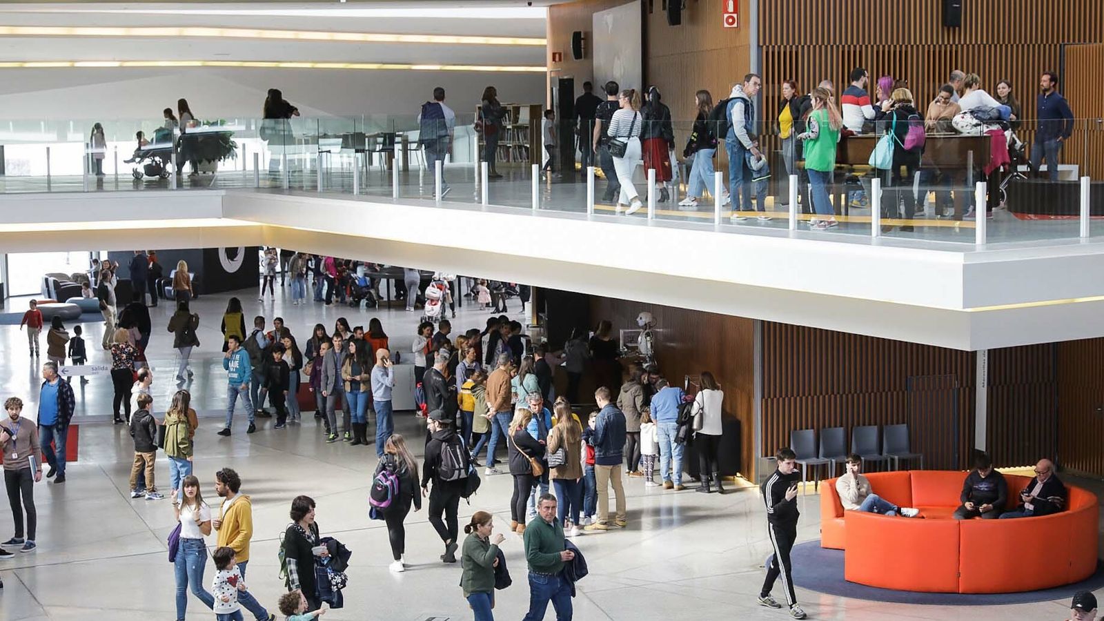 Miles de personas en el museo científico.