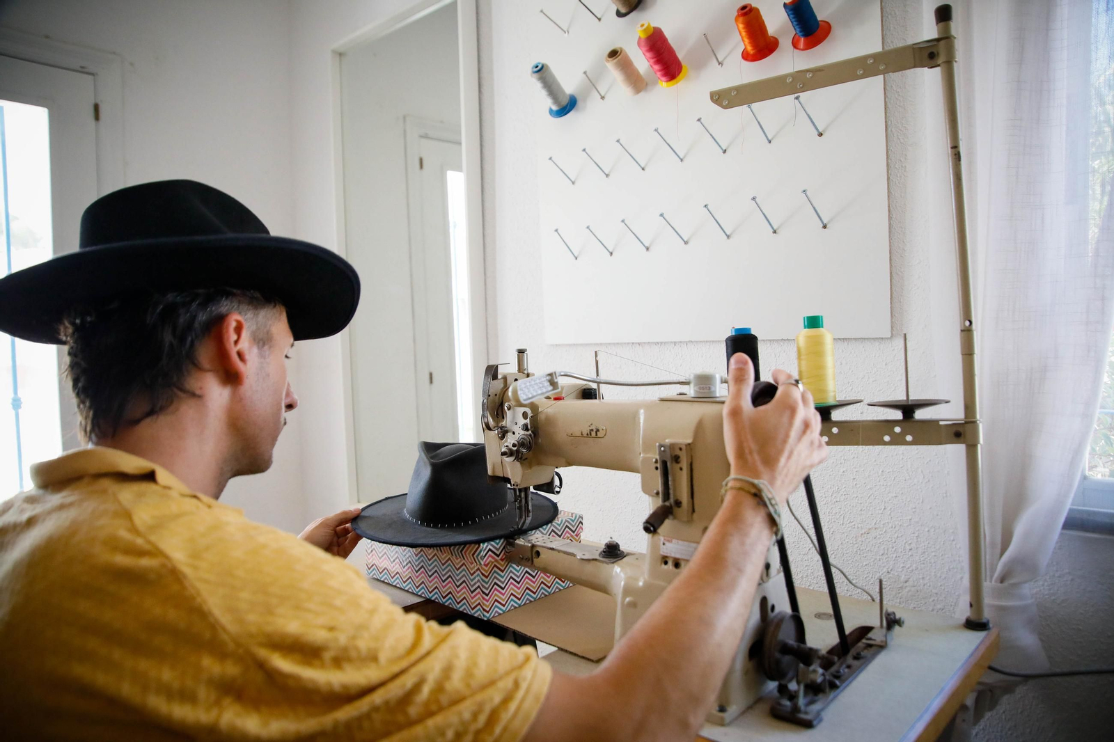 Imágenes del proceso creativo en sombreros de Alejandro Mateo
