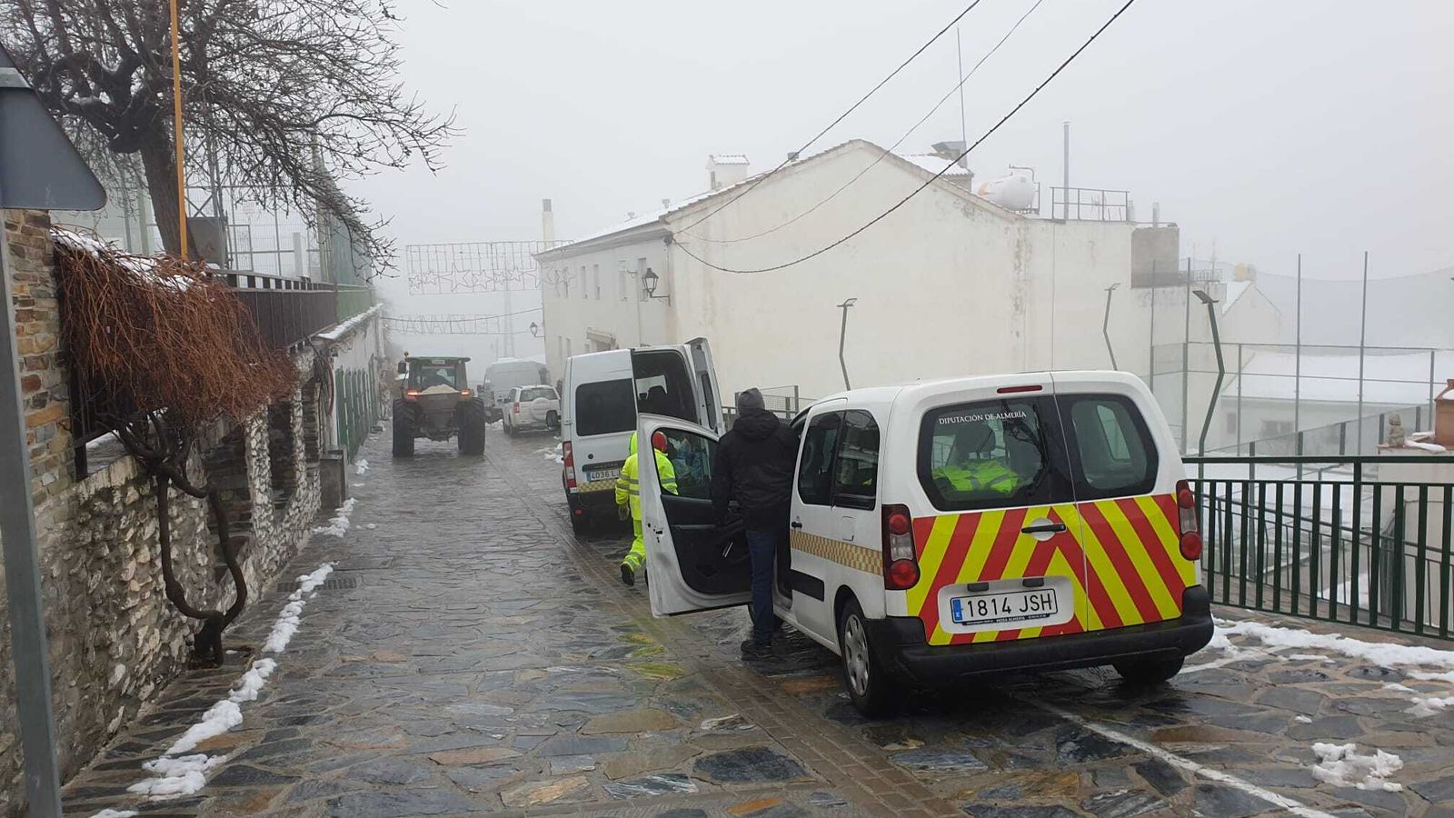 Efectivos de Diputación en Bacares, ayer.