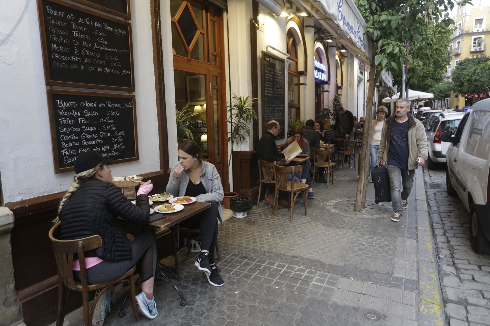 La imagen muestra el estrecho pasillo del que disponen los peatones en las aceras de Mateos Gago.