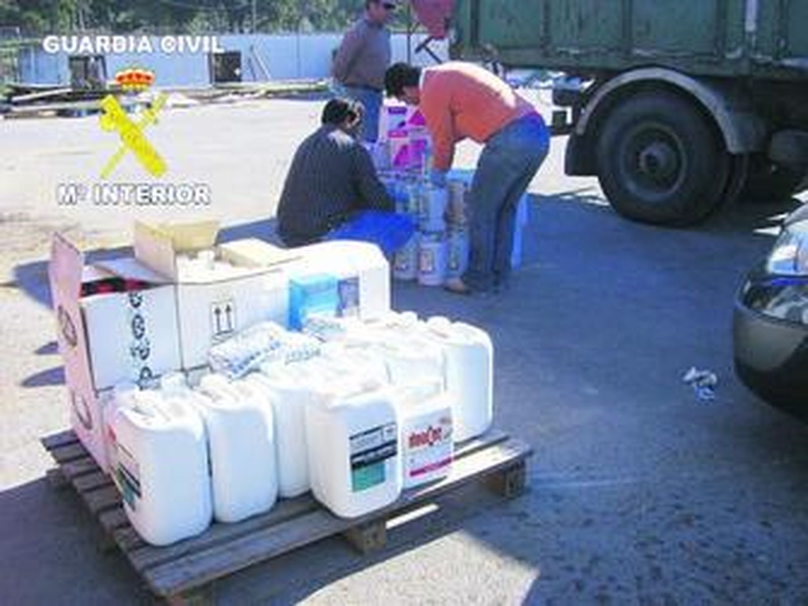 En la foto, agentes del Seprona con los productos prohibidos incautados.