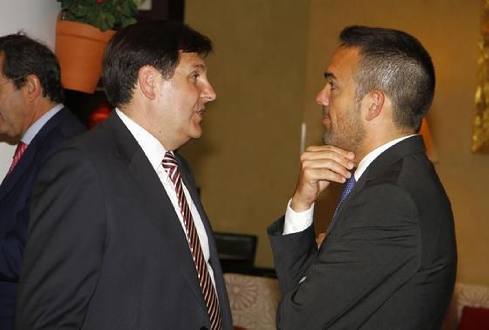 Felipe Pulido, de La Caixa, conversa con Dionisio López Cantelar, de Bogaris.

Foto: Juan Carlos Vázquez y Victoria Hidalgo