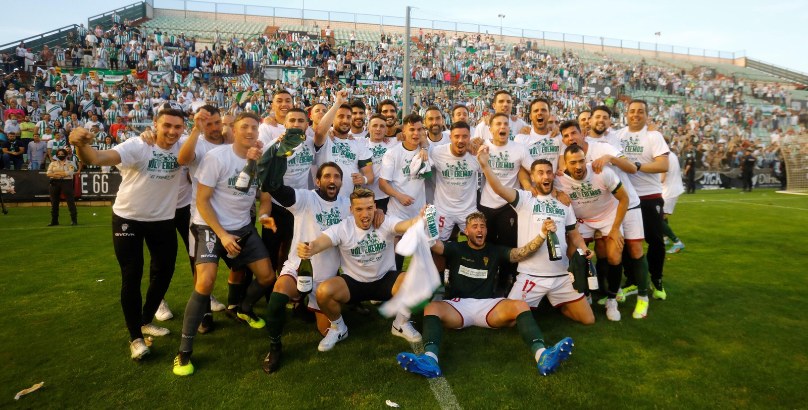Los jugadores del Córdoba CF celebran el ascenso a Primera RFEF logrado en Mérida.