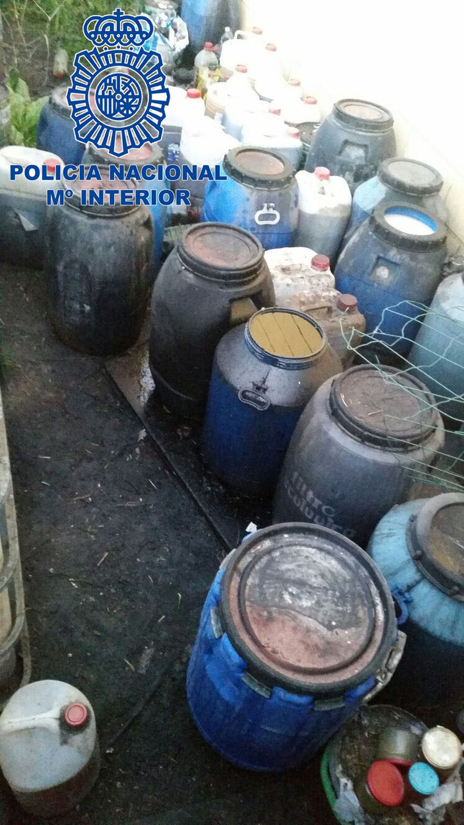 Bidones intervenidos por la Policía Nacional.