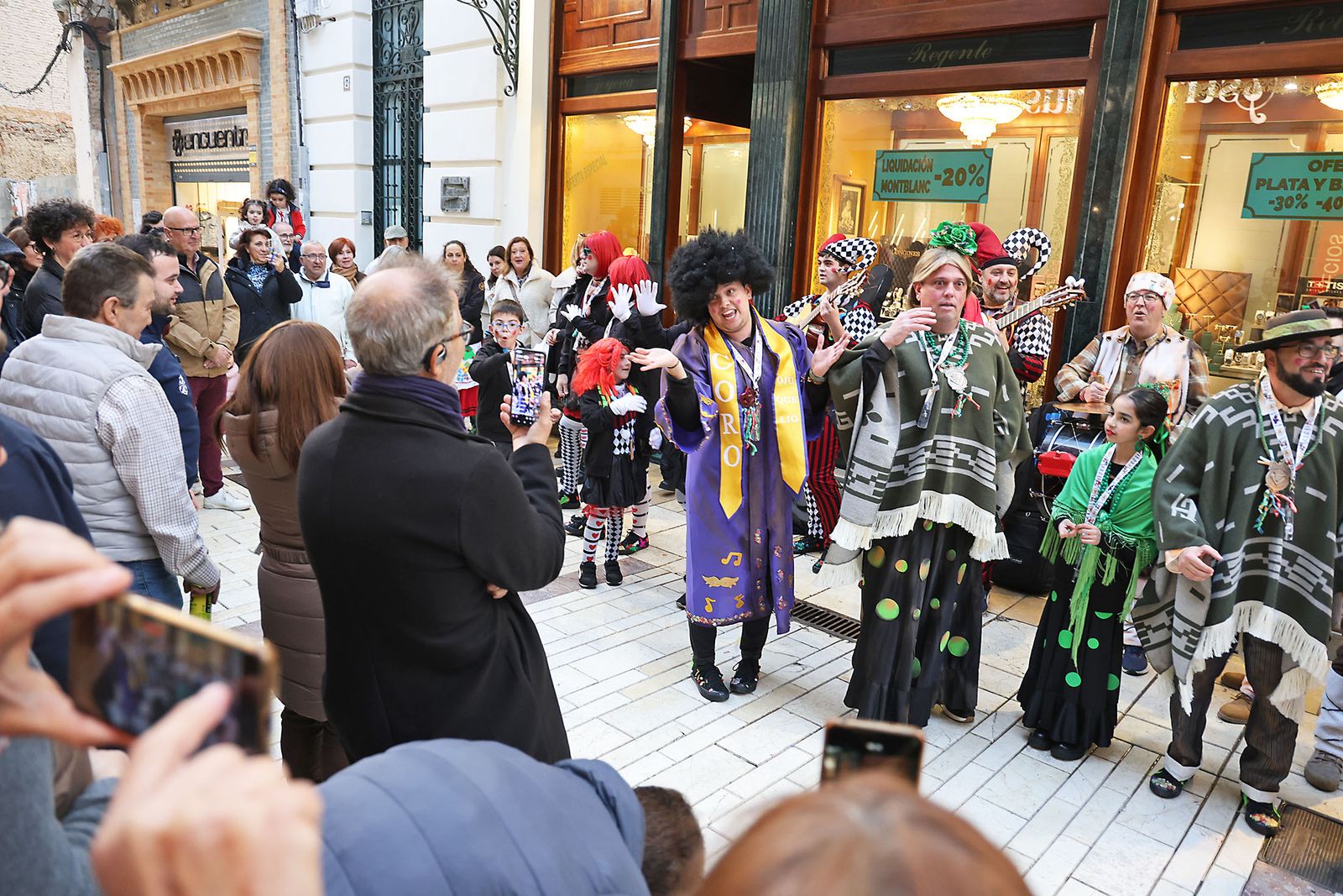 Las agrupaciones del Carnaval Colombino toman las calles del centro de Huelva