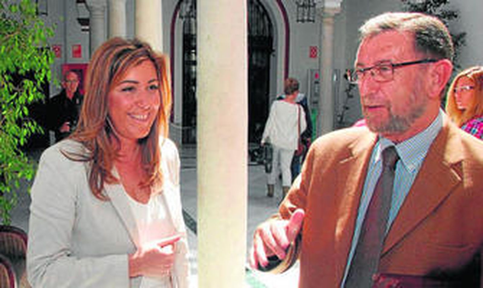 La secretaria de Organización del PSOE-A, Susana Díaz, ayer, junto al presidente del Parlamento, Manuel Gracia.