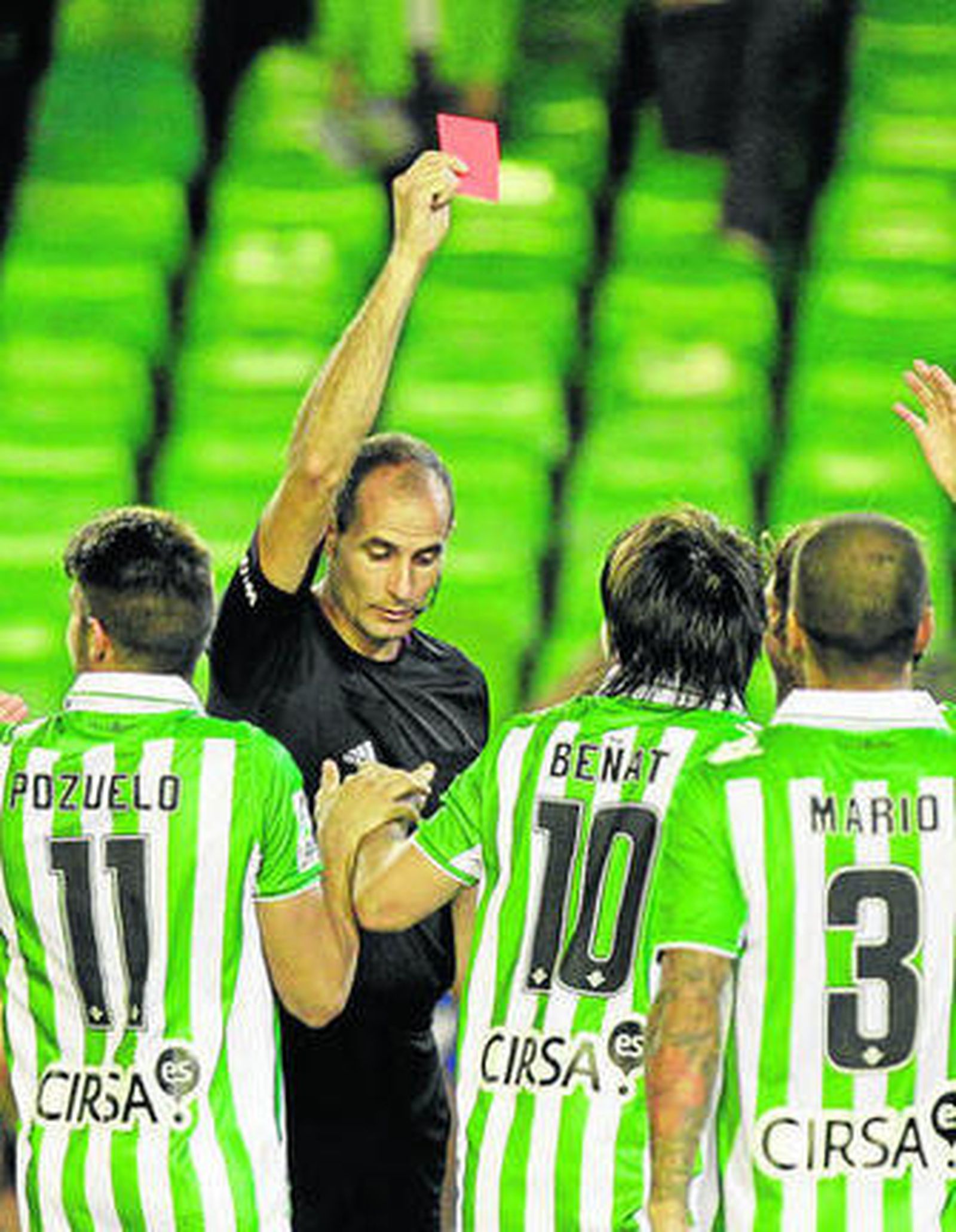 Álvarez Izquierdo enseña la roja a Perquis en presencia de Beñat.
