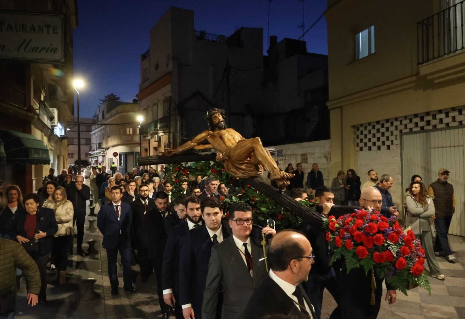 Un momento del Vía Crucis con el Cristo de la Buena Muerte en Algeciras.