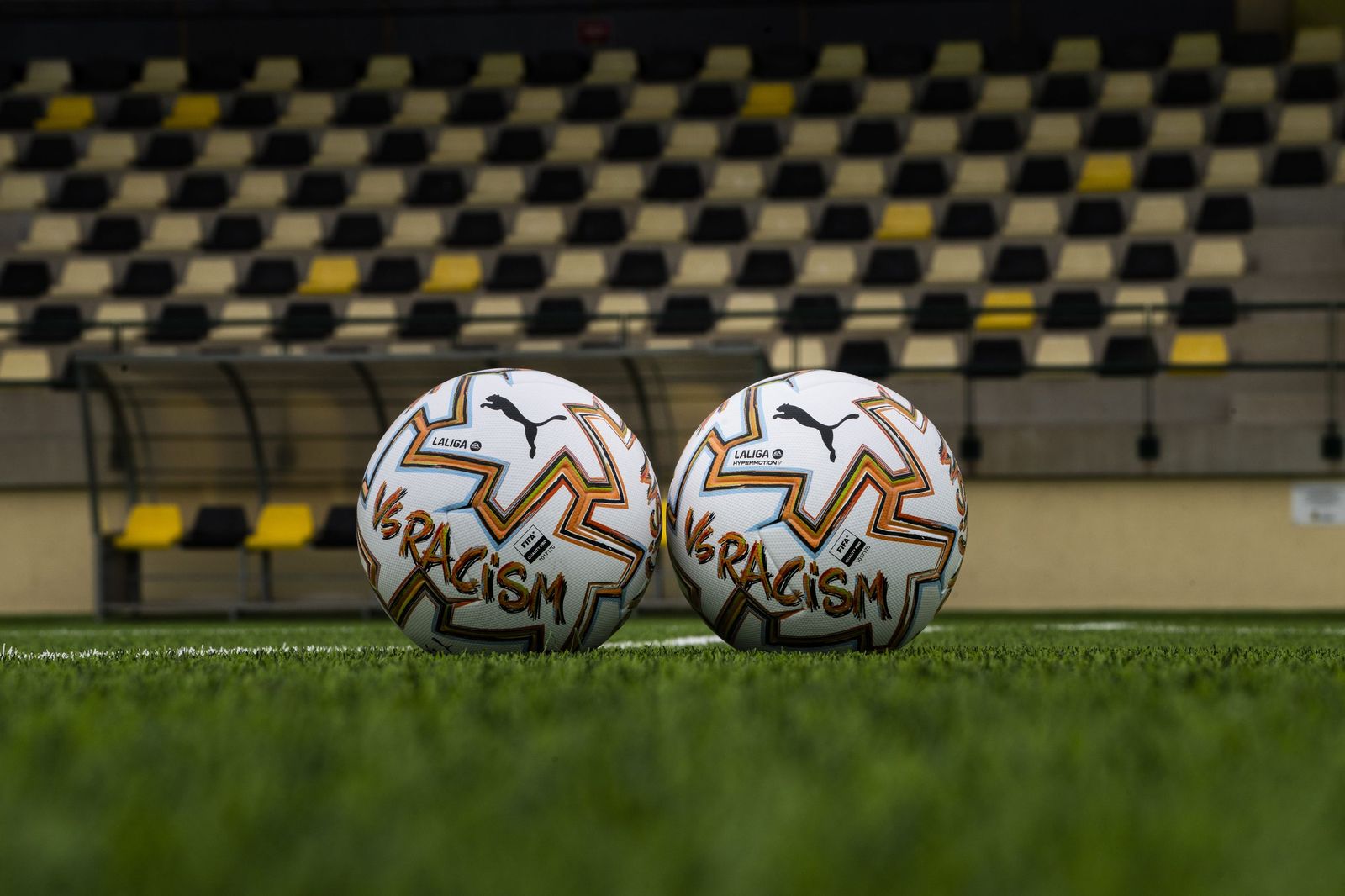 Balón contra el racismo en el Cádiz-Málaga CF