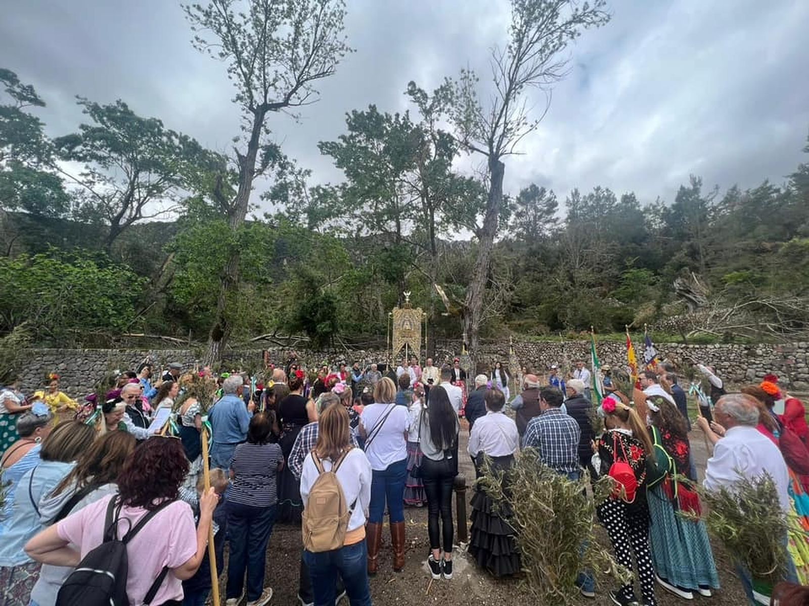 La Hermandad de Mallorca en torno a su simpecado.